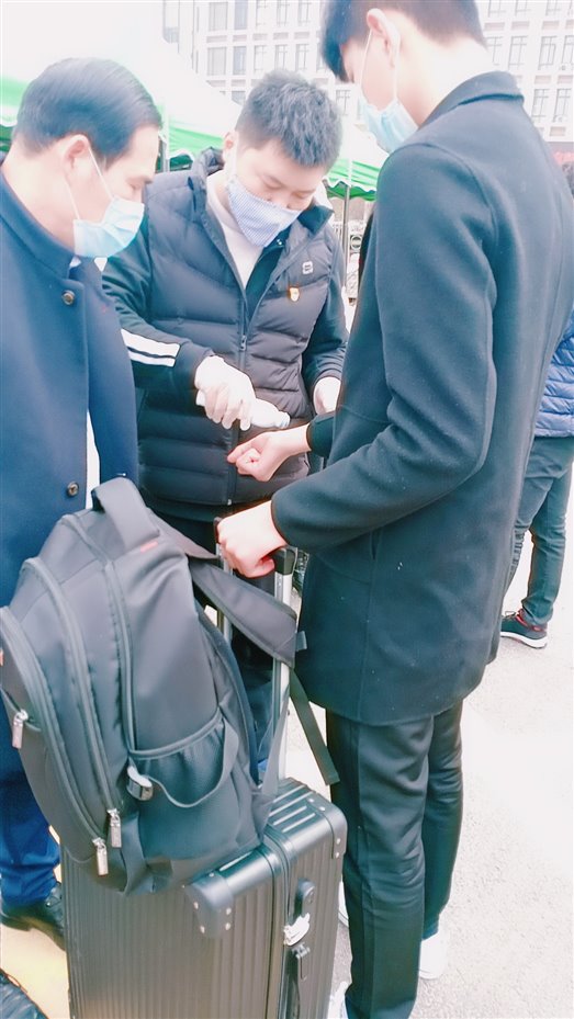 返校学生测体温