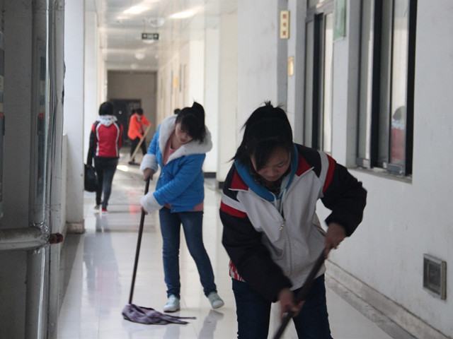 学生打扫卫生2.jpg