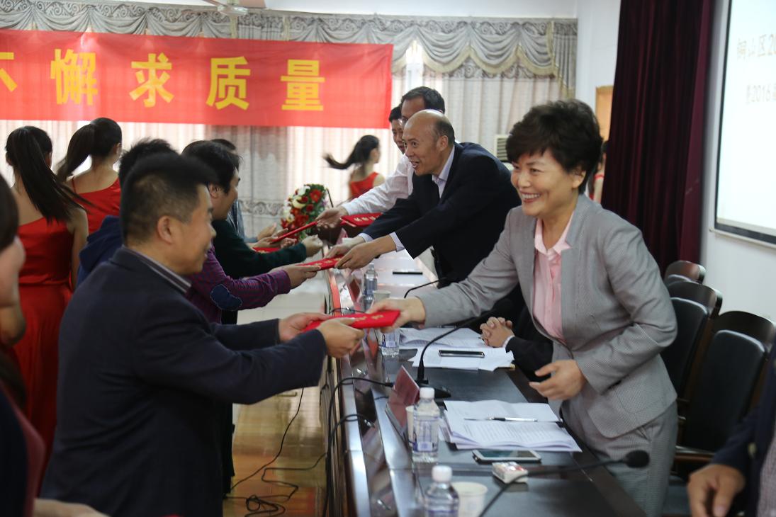 20151022刘婧副区长为升学部主任杨东颁发获奖证书.jpg