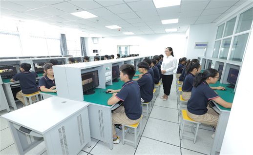 C:\Users\lifang\Desktop\2020年招生简章相关材料\招生简章照片（电视台刘）\计算机1.JPG