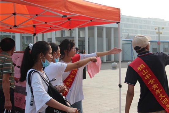 茶水处的同学进行报道流程讲解