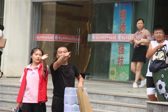 呶，叔叔，男生宿舍在那里