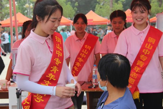 阿姨，您坐，喝上一口水，剩下的交给我们