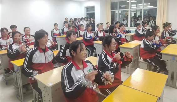 一群人在房间里&#xA;&#xA;描述已自动生成
