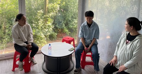 一群人正在用餐聊天&#xA;&#xA;低可信度描述已自动生成